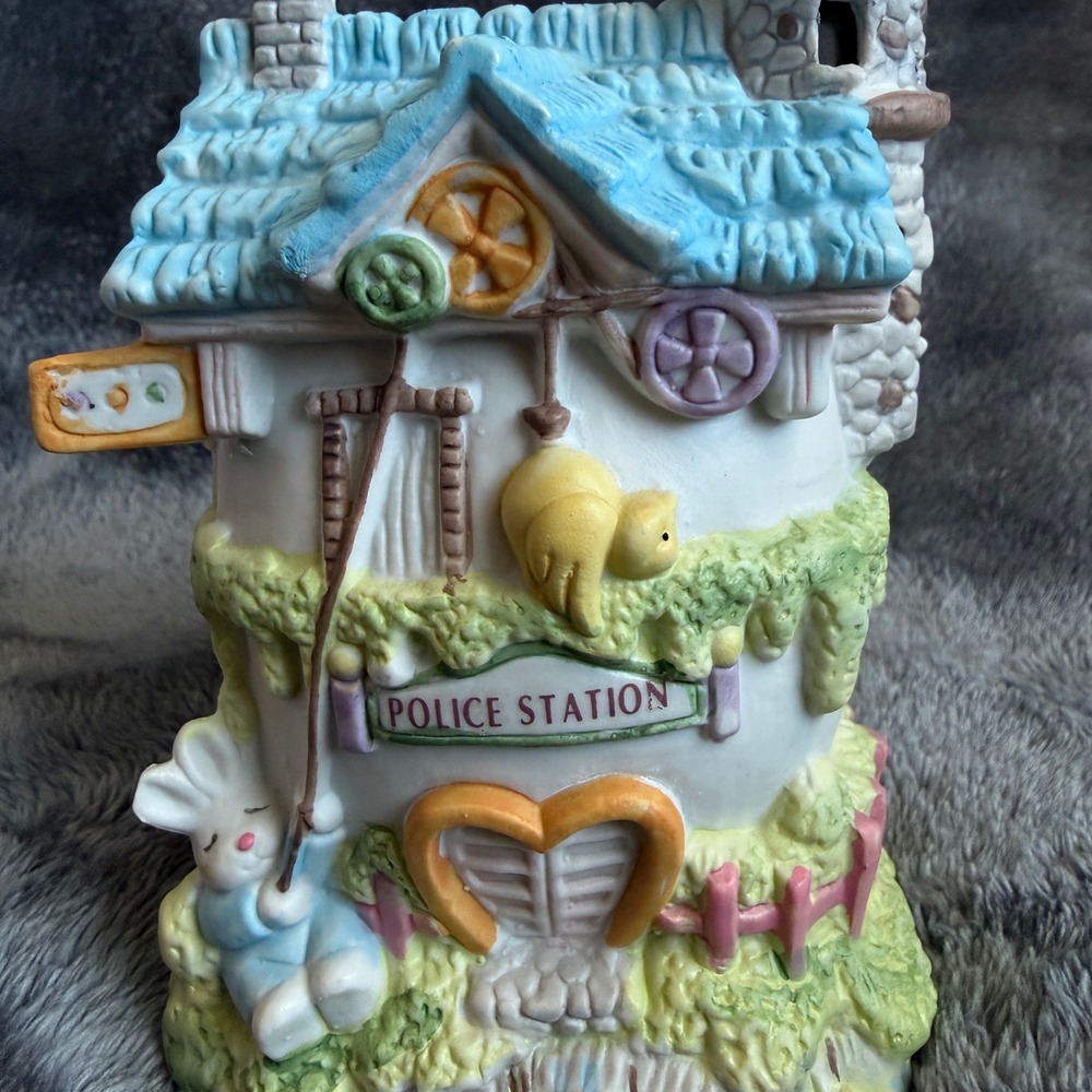 90's Bunnyville Gardens USA Illuminated Porcelain Easter House Police Station - Picture 7 of 8